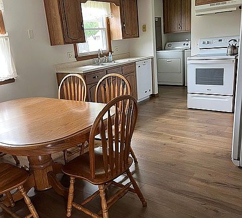 4th image of 810 Ivy Ln