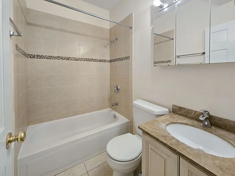 2320 N Southport Ave — Photo 9