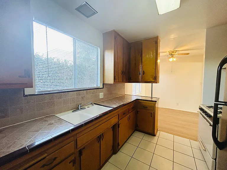 Wyandotte Apartments — Photo 6