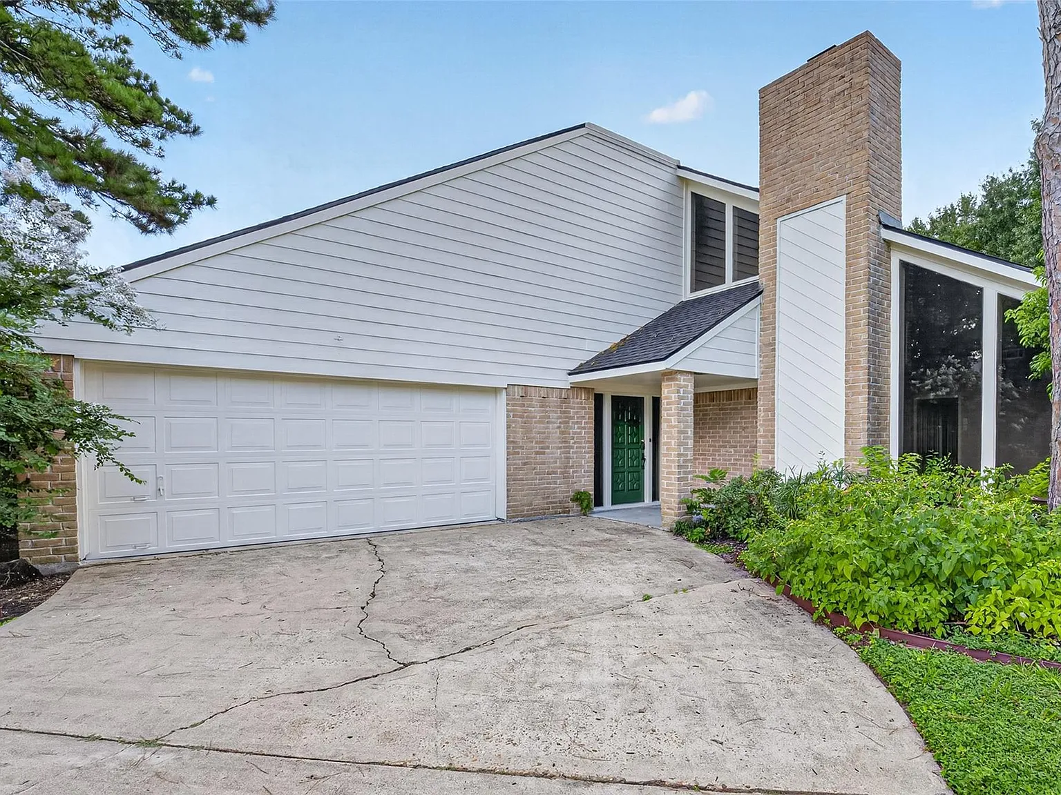 3 bed, 2.0 bath, 2373 sqft, $2,200 — Photo 2