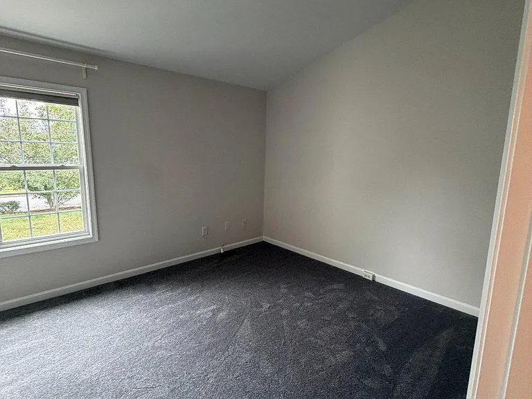 310 Lancaster Sq — Photo 8