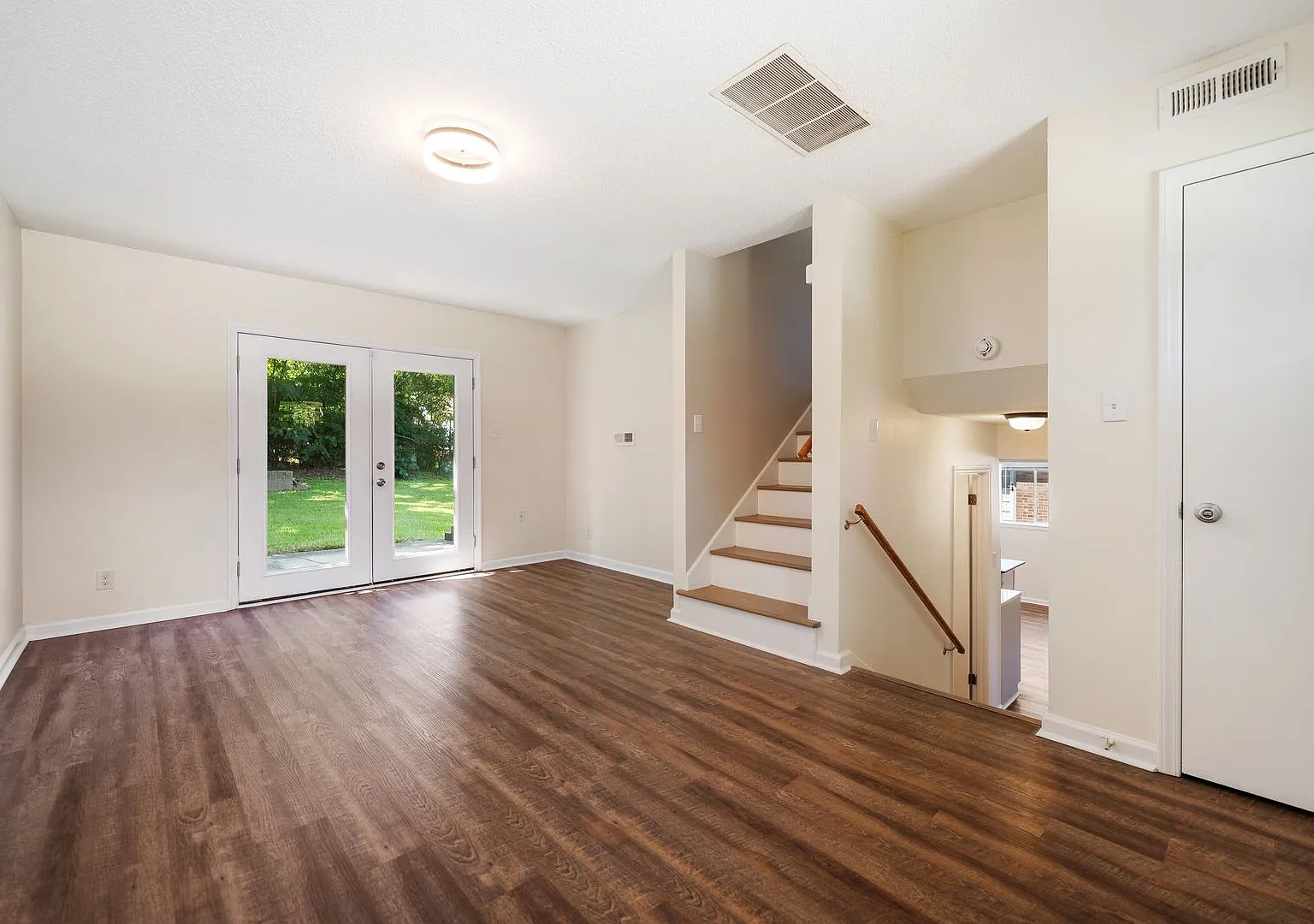 Renovated 3 bed/2 bath with spacious backyard close to downtown. — Photo 4
