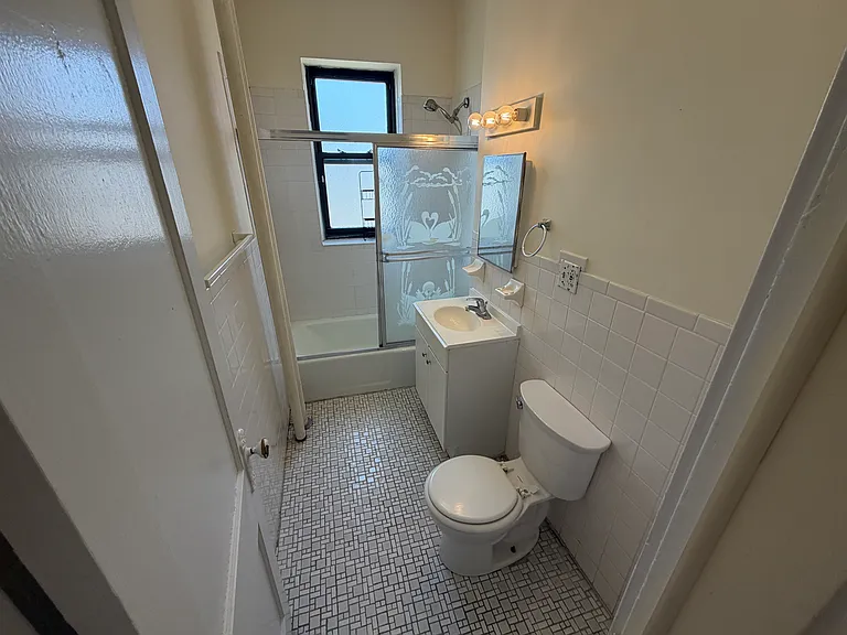 31 Saint Lukes Rd #4 — Photo 4