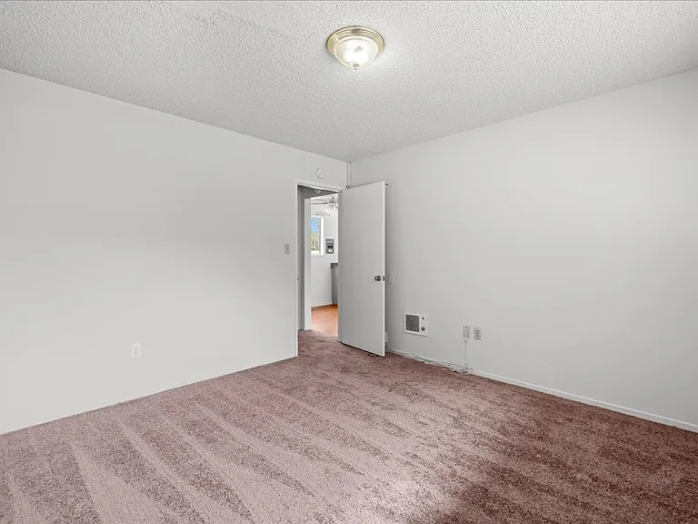 Tally Ho Apartments — Photo 11