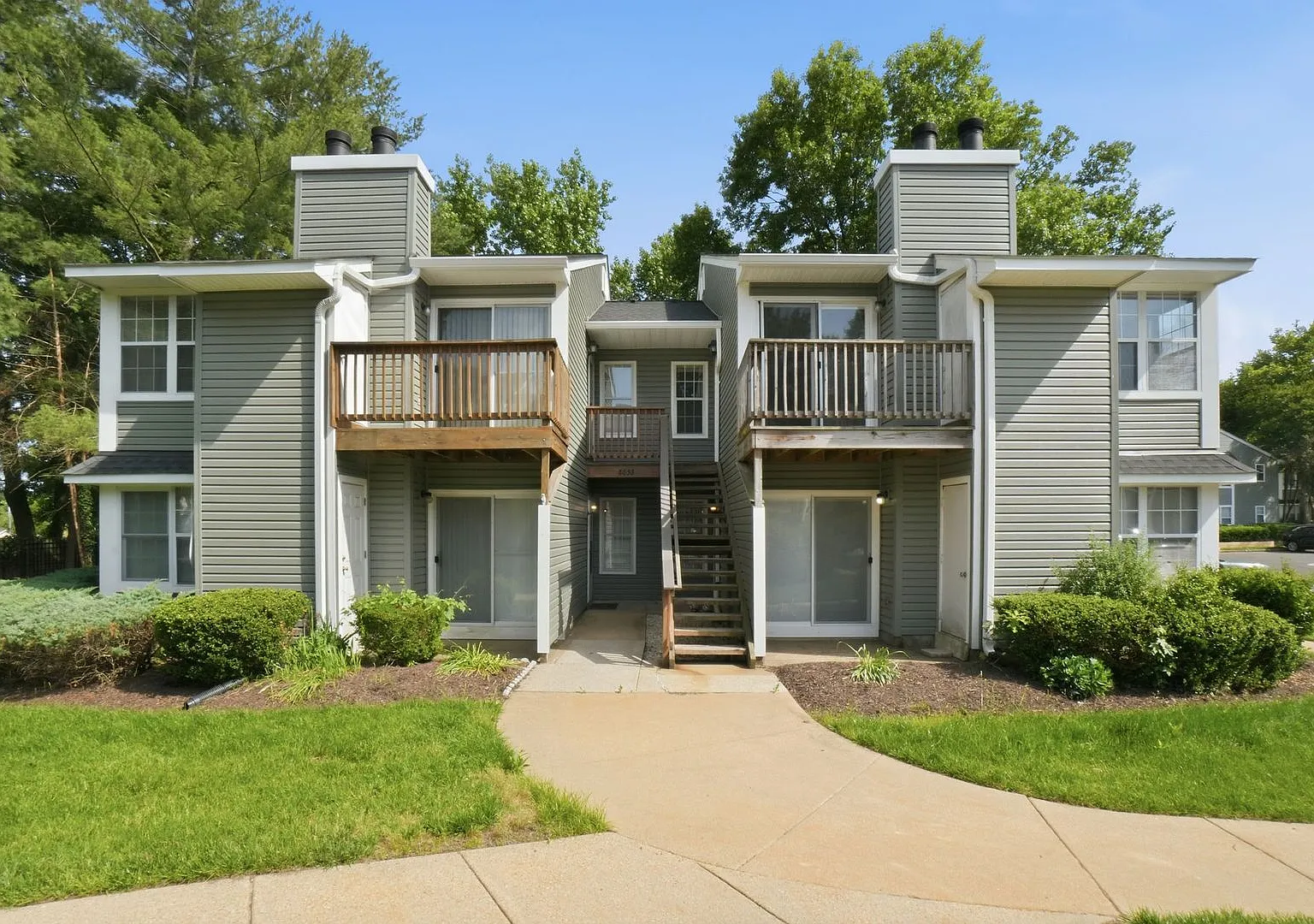 Nicely Updated 1 Bedroom 1 Bathroom Condo In Excellent Location!! — Photo 1