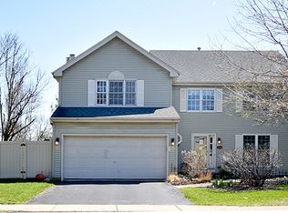 335 Colonial Cir, Geneva, IL 60134