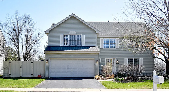 335 Colonial Cir photo 1
