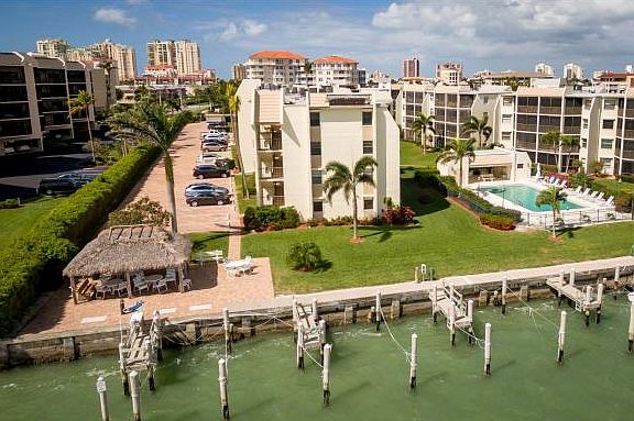 4th image of 929 Collier Ct #301
