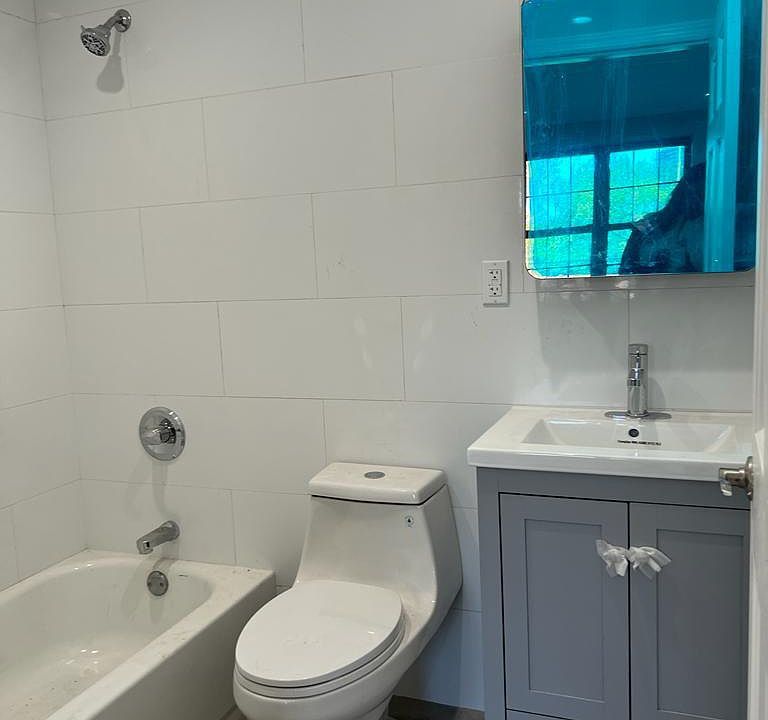 2nd image of 841 Morris Park Ave #A