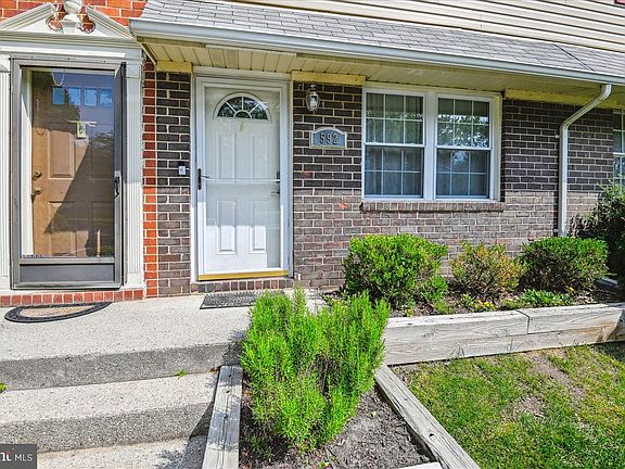 2nd image of 592 Belmawr Pl