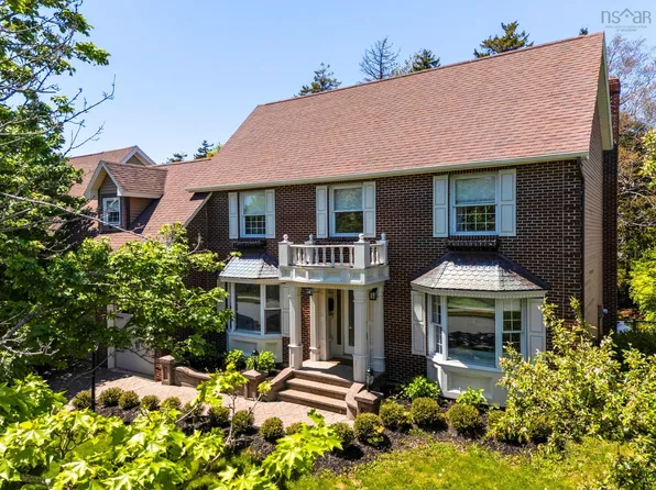 171 Cresthaven Dr, Halifax, NS B3M 4S4