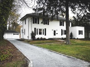 87 Connetquot Rd, Bayport, NY 11705