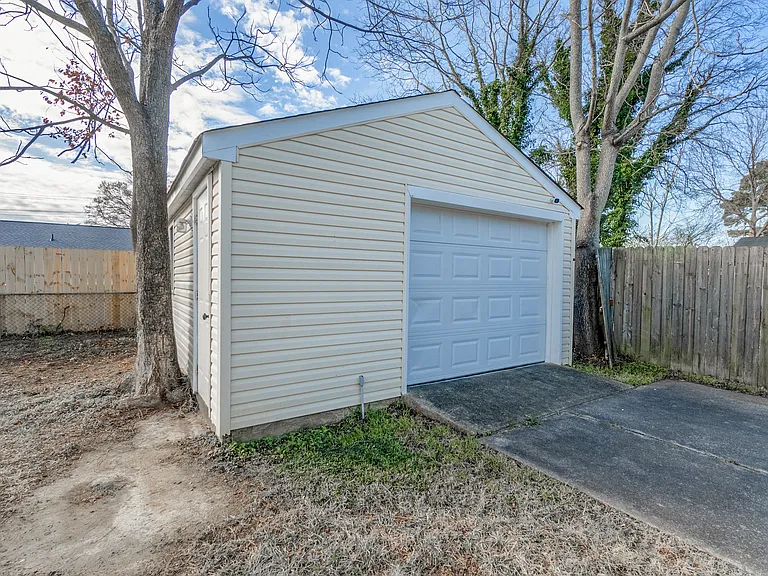 2249 Corbett Ave — Photo 32