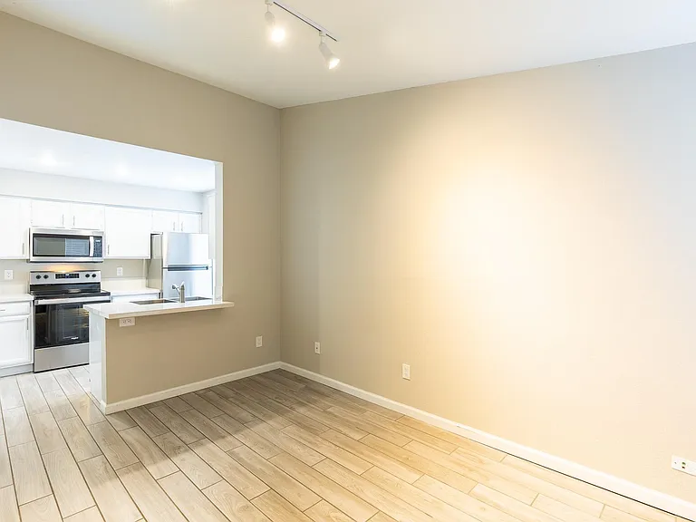 3900 Woodchase Dr #13 — Photo 9