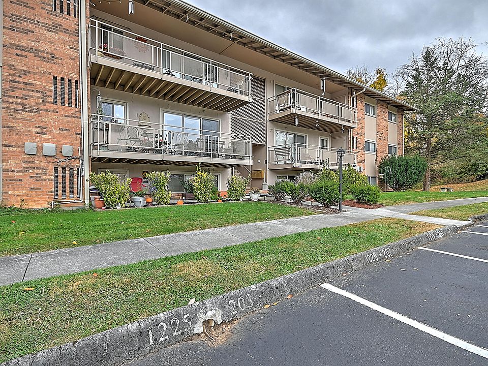 1st image of 1225 Carriage Cir #203