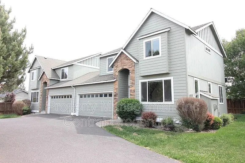 2524 SW Cascade Mountain Ln