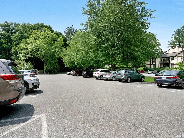 8 Foxwood Dr #4 — Photo 5
