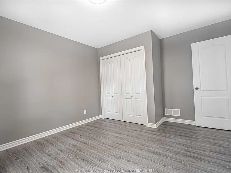 81 Brien Ave W #B — Photo 12