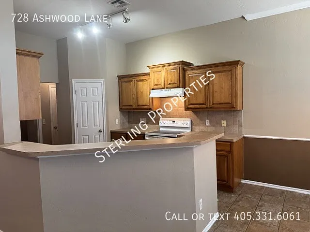 728 Ashwood Ln — Photo 12