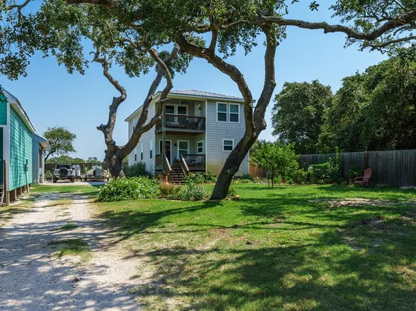 610 E Main St, Rockport, TX 78382