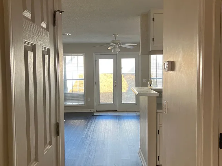 121 S Springview Dr — Photo 2