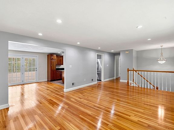 4th image of 15 Crestwood Dr