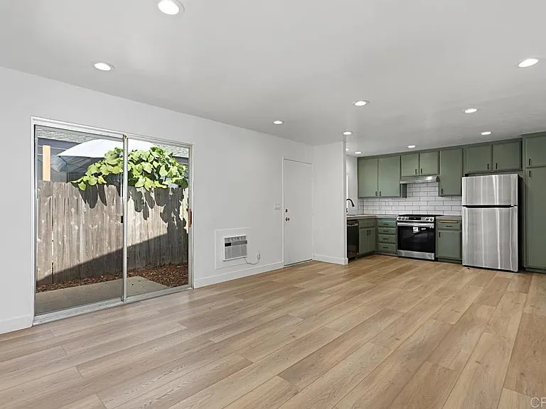 3413 Seabreeze Walk — Photo 4