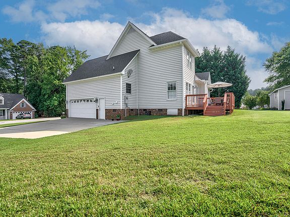 4th image of 604 Woods Walk Ln