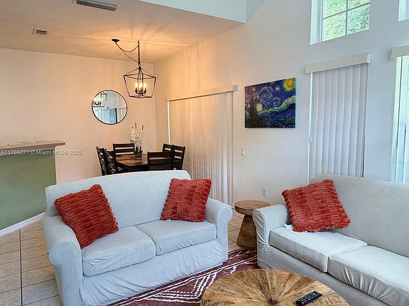 2nd image of 1013 Park Ridge Cir