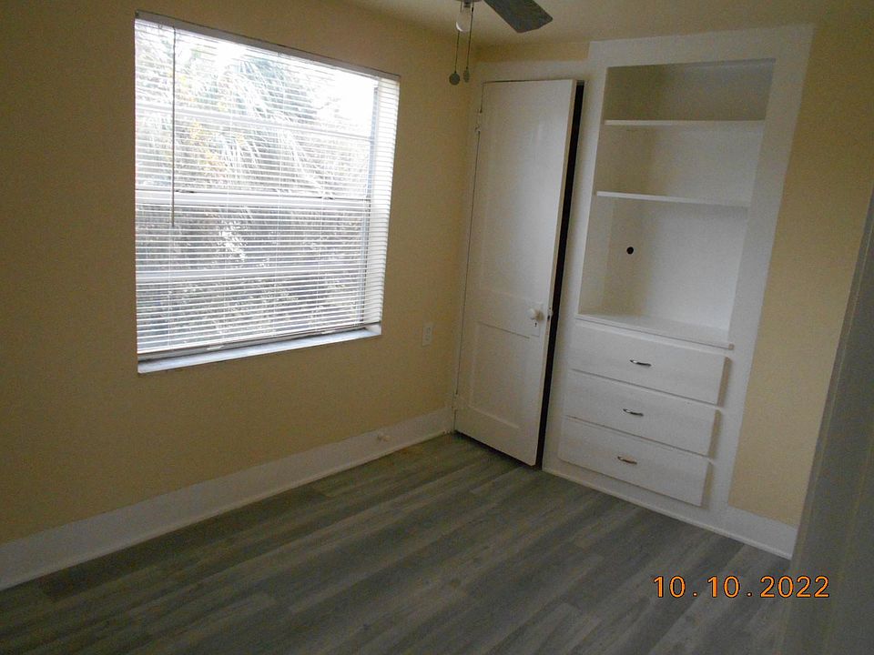 Bedroom with built-in and ckosel