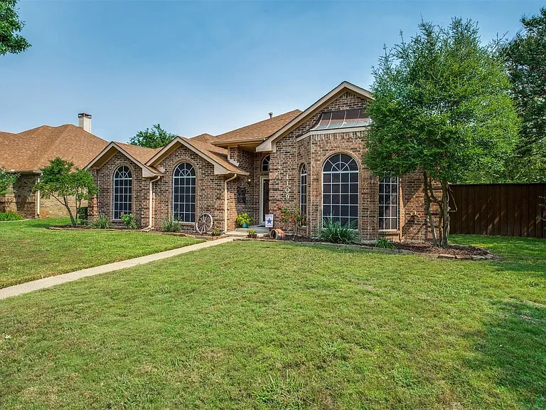 1109 Ashby Dr — Photo 2