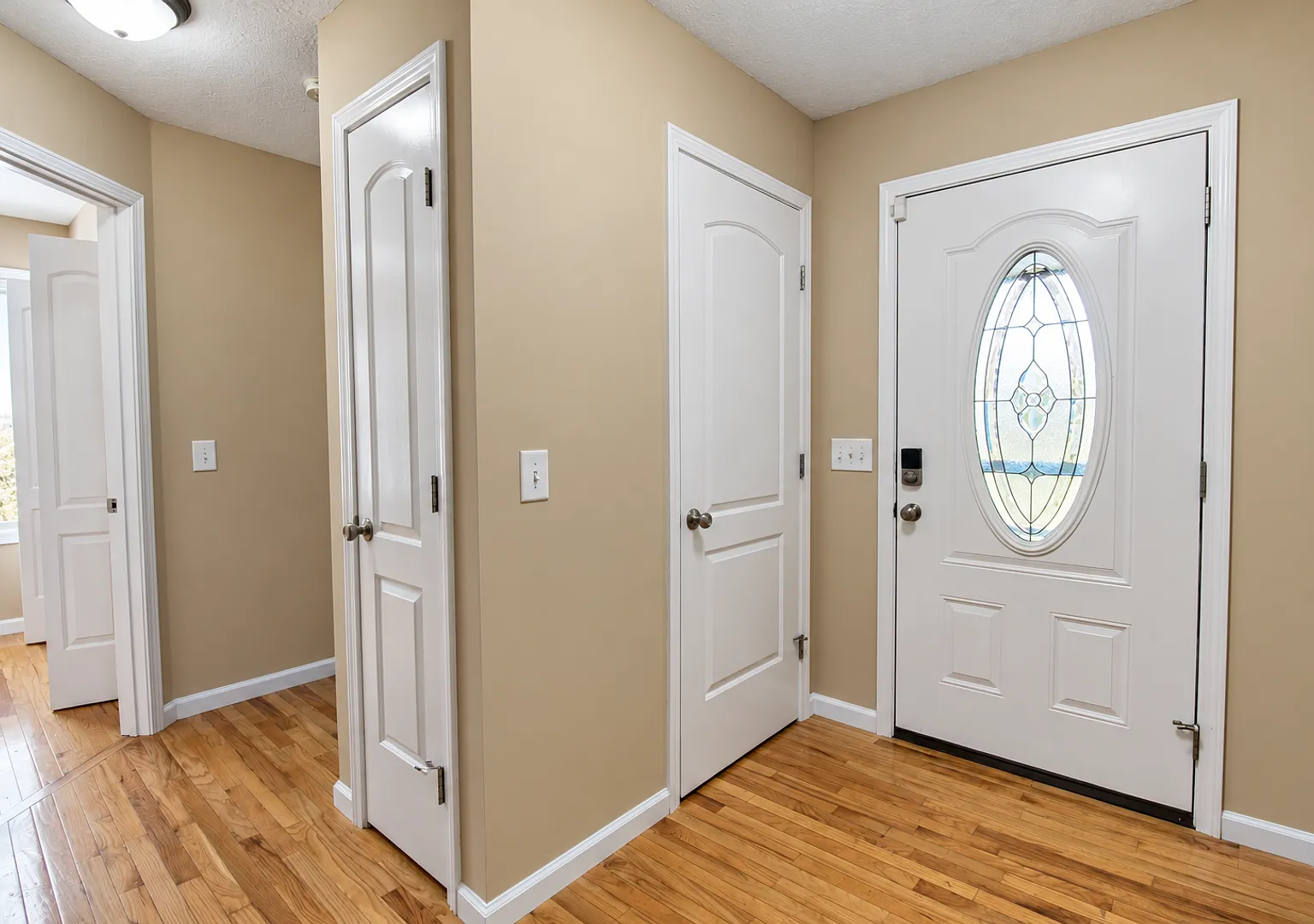 3-Bedroom Home with Vaulted Ceilings, Fenced Backyard and Garage — Photo 2