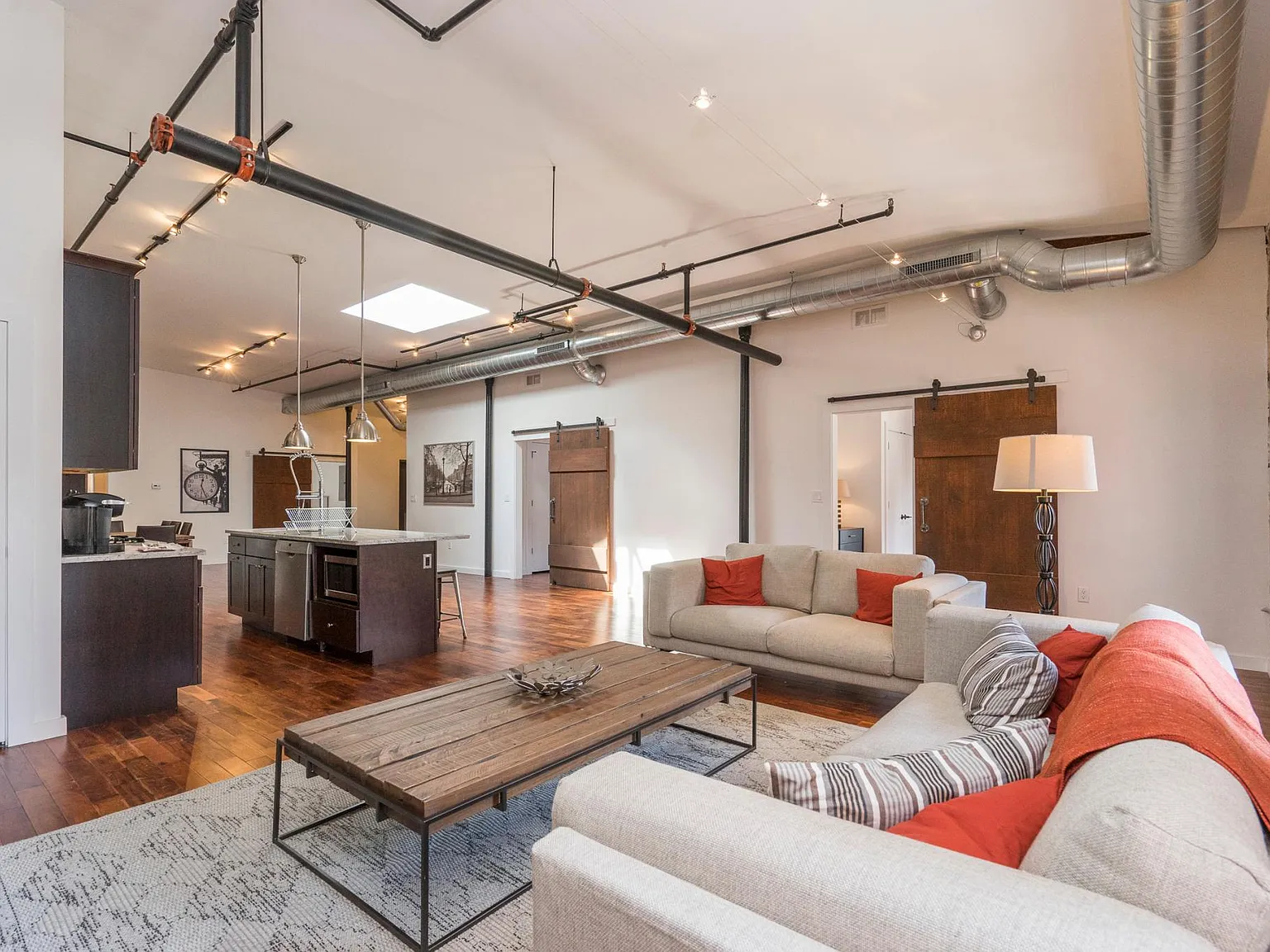 3 bed, 1900 sqft, $8,500 — Photo 3