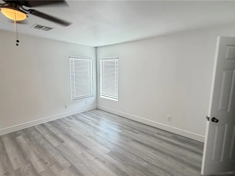 194 Gilliflower Ave #0 — Photo 12
