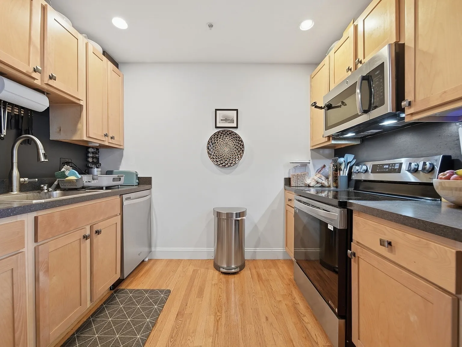 2 bed, 1.0 bath, 966 sqft, $2,650 — Photo 3