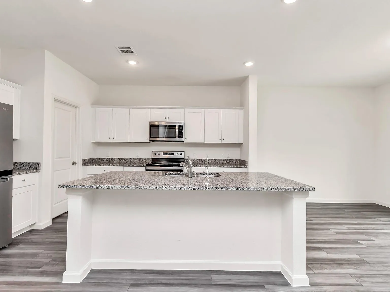 4 bed, 2.5 bath, 2388 sqft, $2,392 — Photo 4
