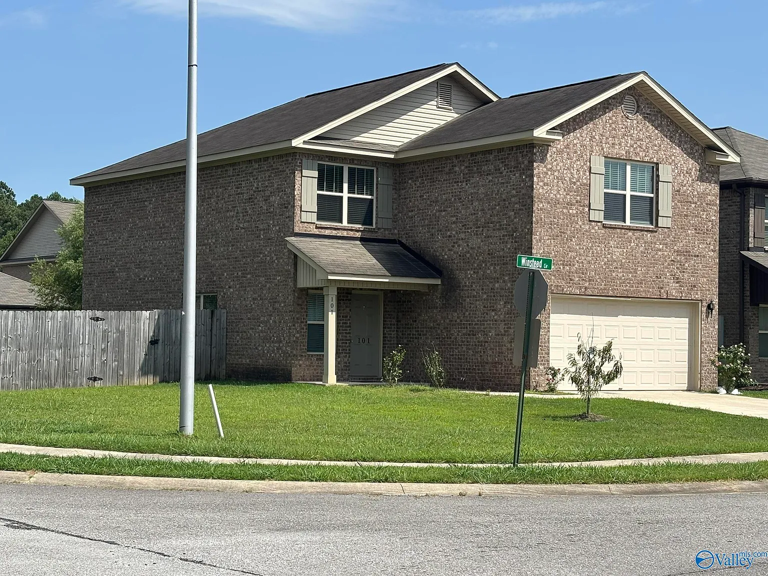 3 bed, 2.5 bath, 2450 sqft, $1,850 — Photo 2