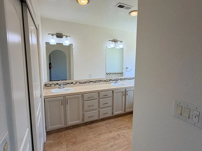 937 Neal St — Photo 24