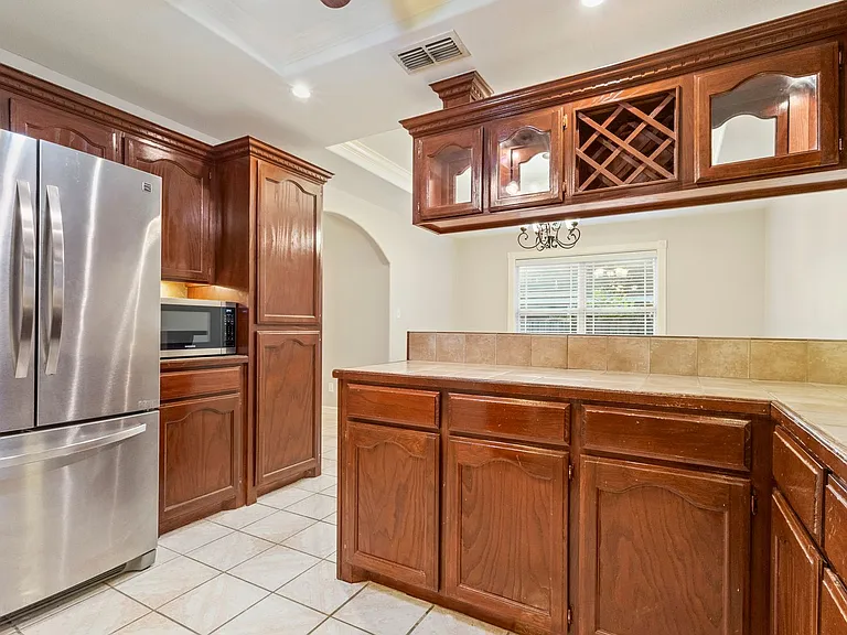 610 Violet Ln — Photo 8