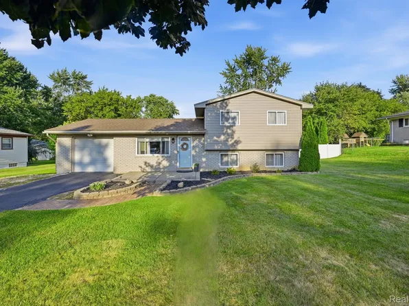 5382 Winell St, Clarkston, MI 48346