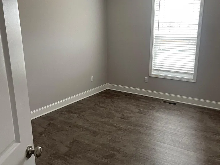 557 Labrador Dr — Photo 3