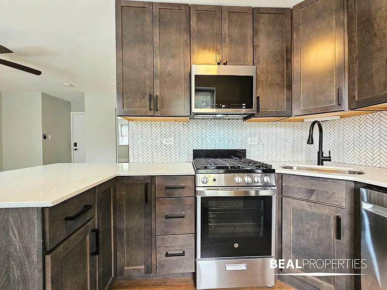 528 W Oakdale — Photo 20