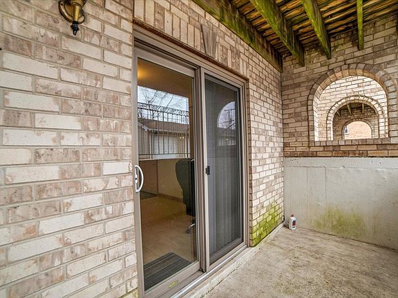 5th image of 32 E Hattendorf Ave APT 1B