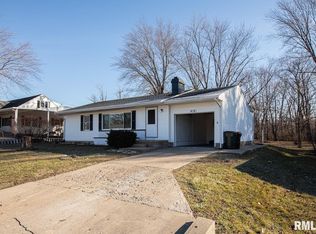 414 Crestlawn Dr, Washington, IL 61571