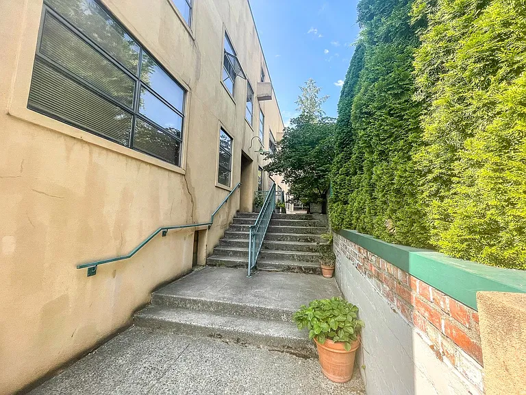 Montlake Apartments — Photo 10