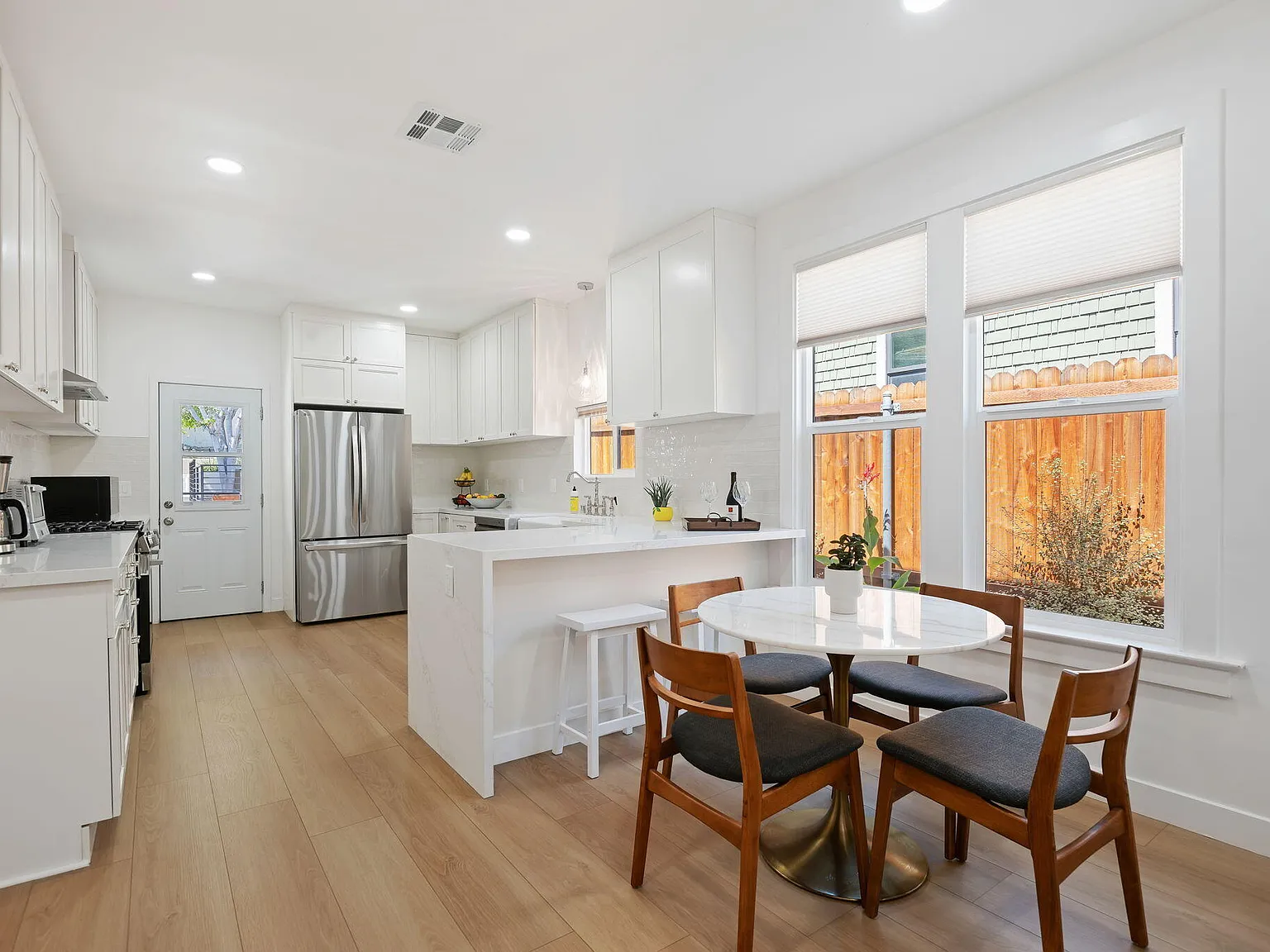 2 bed, 2.0 bath, 932 sqft, $5,500 — Photo 2