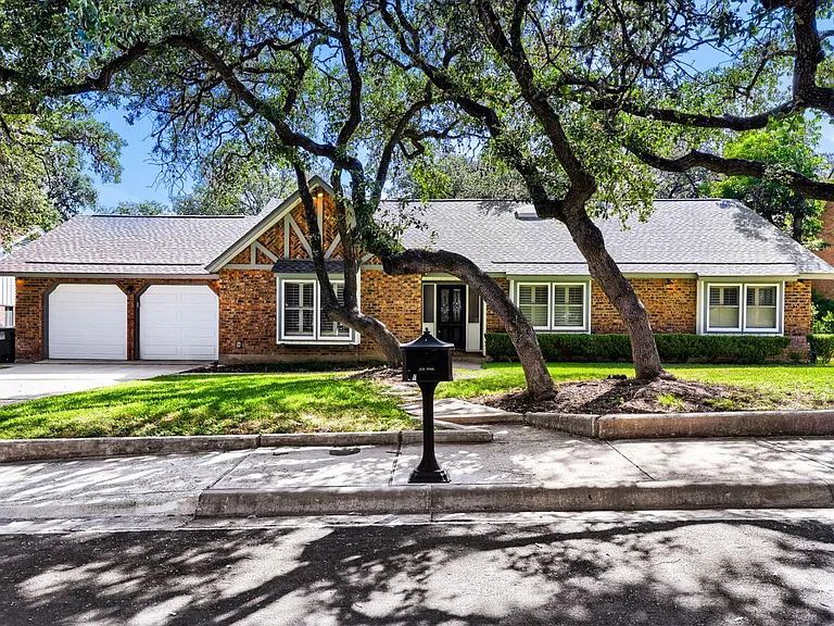 715 Fabulous Dr — Photo 1