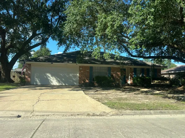 2020 Thousand Oaks Dr, Orange, TX 77632