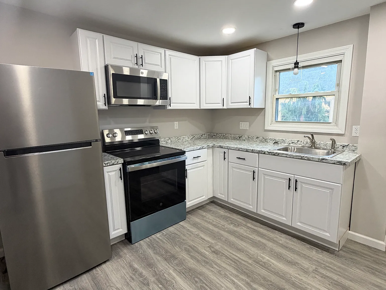 2 bed, 900 sqft, $1,600 — Photo 2