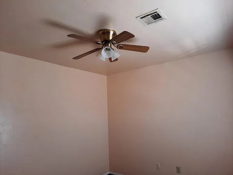 812 E Walnut St — Photo 15